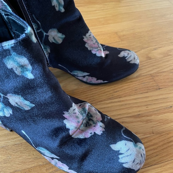 Circus by Sam Edelman Velvet Floral Bootie.  Size 8.5. - Picture 8 of 12